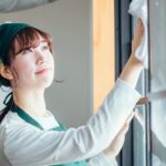 窓を拭く女性