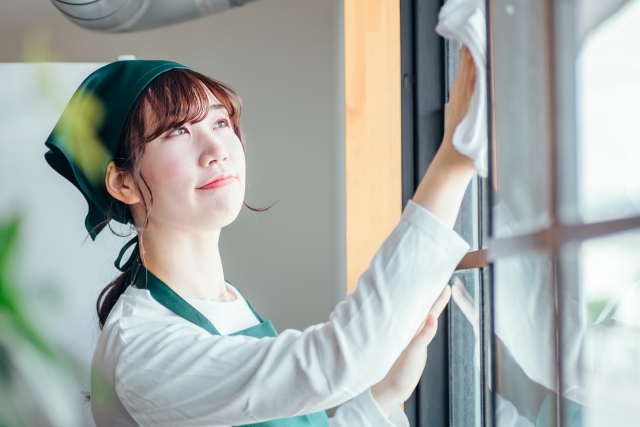 窓を拭く女性
