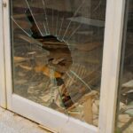 割れた店舗の窓